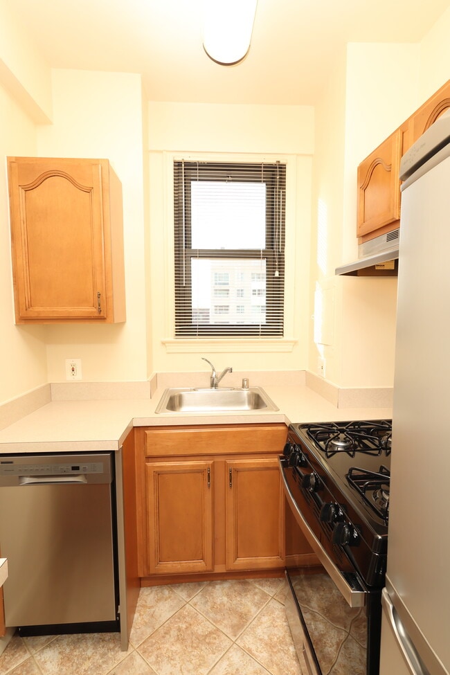 Kitchen with Dishwasher - 1010 25th St NW Unit 609