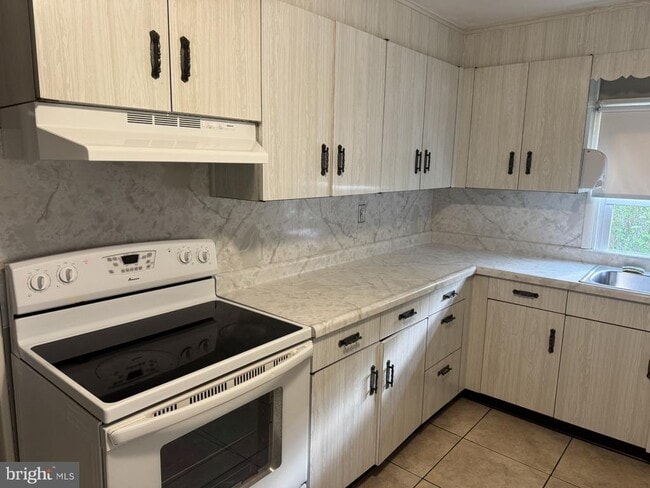 Photo - 508 Warren Rd