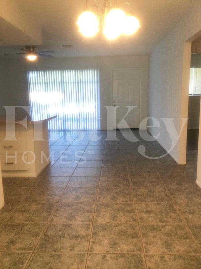 Photo - 305 NE Floresta Dr