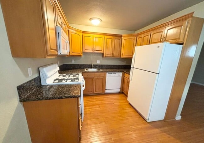 Photo - Charming 3 bed / 1 bath Apartment by Downtown