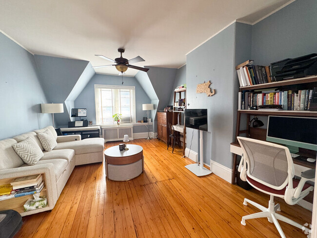 Building Photo - 137 Walnut St Unit #3 Rental