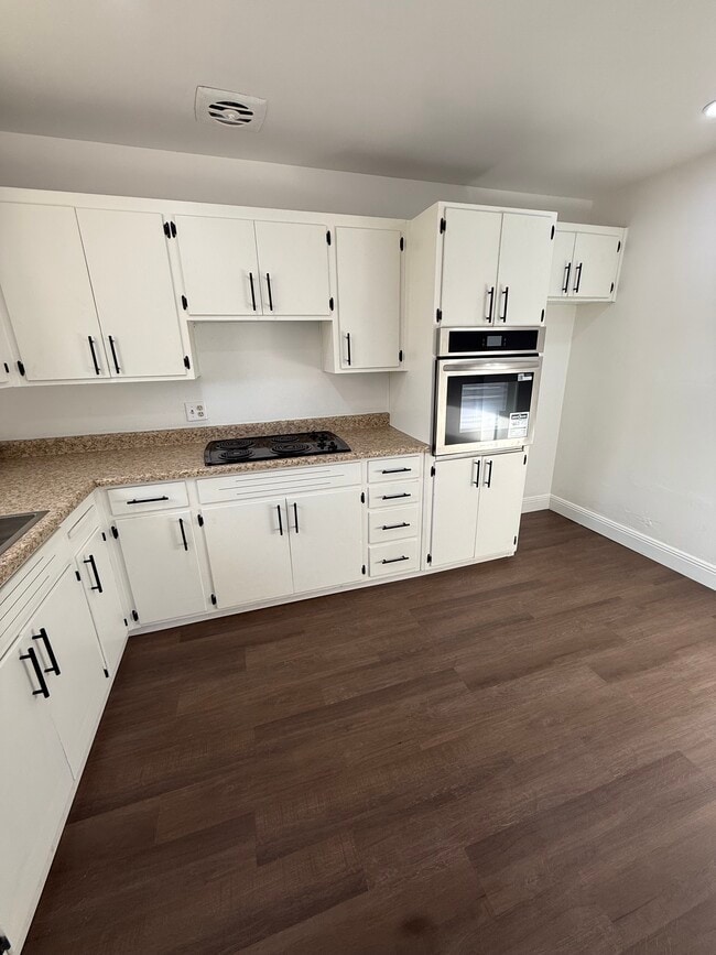 Photo - 1335 W Walnut St