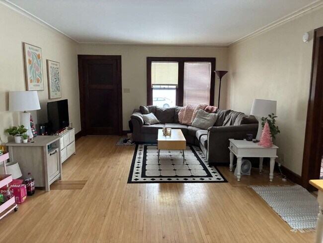 Great 3 Bed 1 Bath close to Water St. and UWEC! Available June 1st!