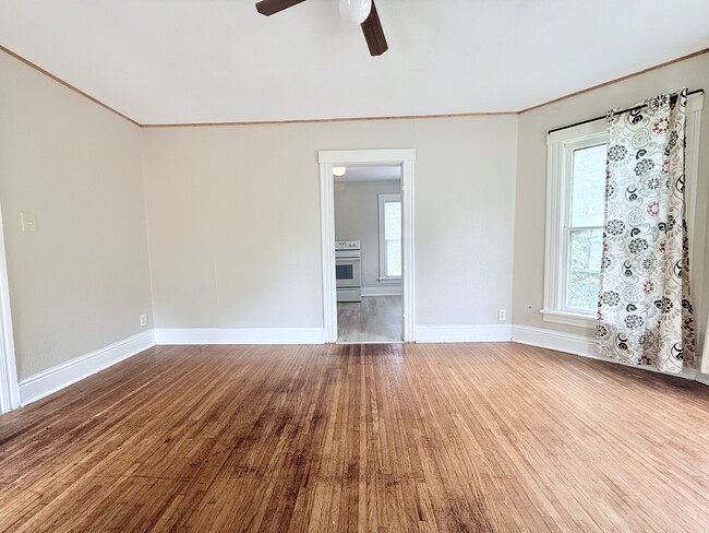 Living Room - 900 W Parker St Unit B