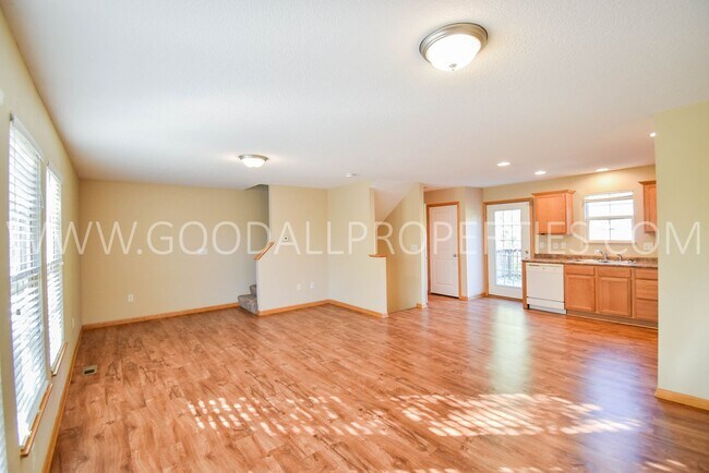 Photo - 2 Bedroom, 2 1/2 Bath Townhome in Urbandale with attached Garage!!!