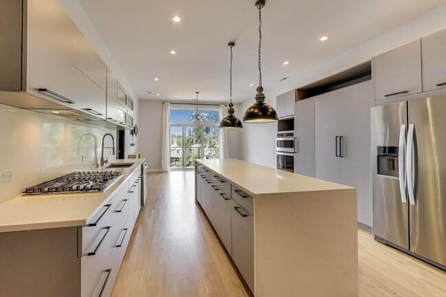 Building Photo - 1708 W Cermak Rd Unit 3W