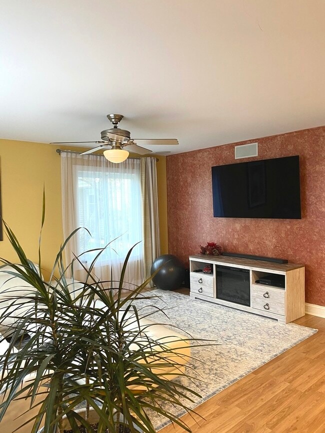 Photo - 1581 Quaker Ln