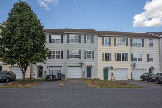 Building Photo - 3 Bed, 2.5 Bath in Martinsburg Rental