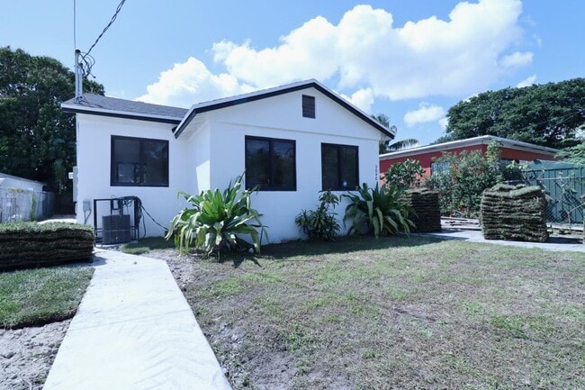 Building Photo - 3040 NW 13th Ave