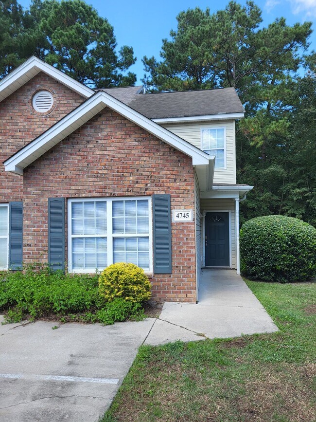 Photo - "Charming 2-Bedroom Townhouse on Skillmast...