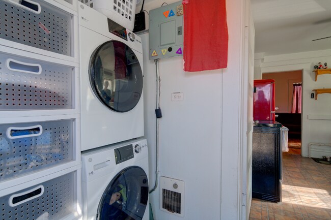 Photo - 318 First Ave E