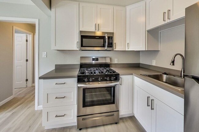 Building Photo - 1549 San Carlos Ave Unit 27