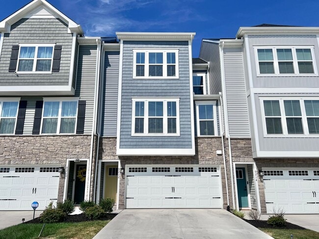 Building Photo - MINUTES TO VRE AND ALL THE CONVENIENCES OF... Rental