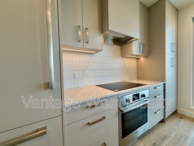 3300-3300 Lakeshore Rd