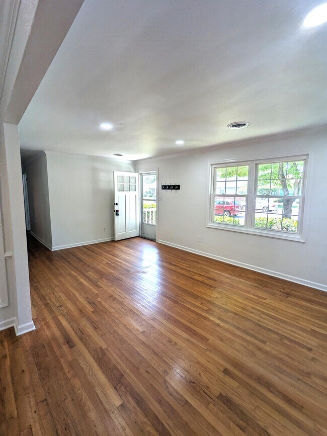 Photo - 222 Patrician Dr