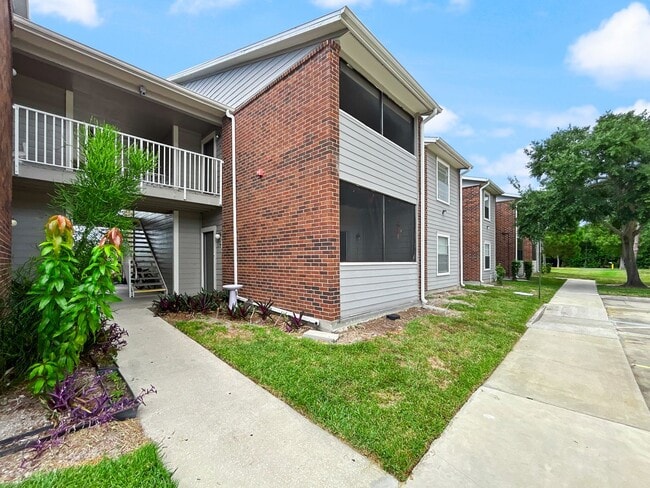 Building Photo - Spacious Condo Living in a Prime St. Petersburg Location! 2bed | 1bath Unit 506