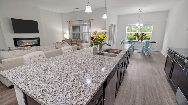 Photo - Stylish 3 Bedroom Home in in The Commons – Richmond Hill Living at Its Finest
