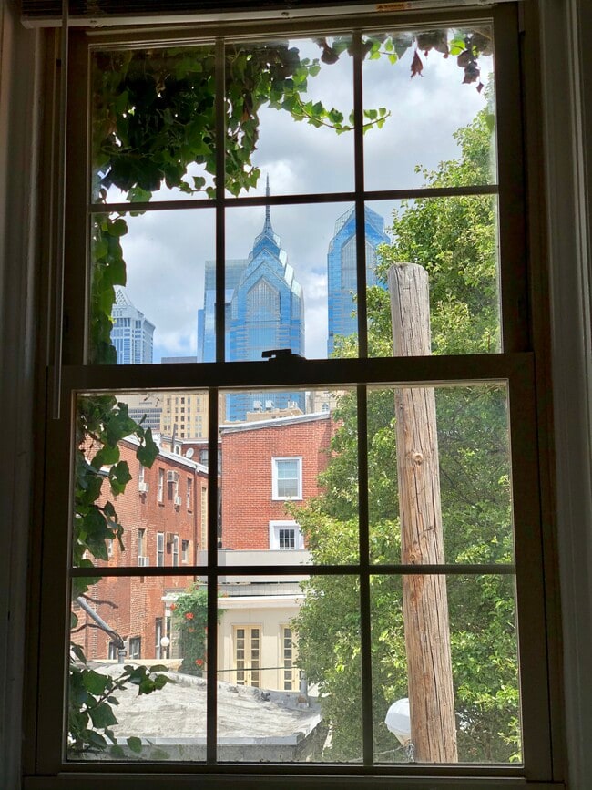 View to skyline 3rd fl - 1535 Lombard St Apartments Unit 1R