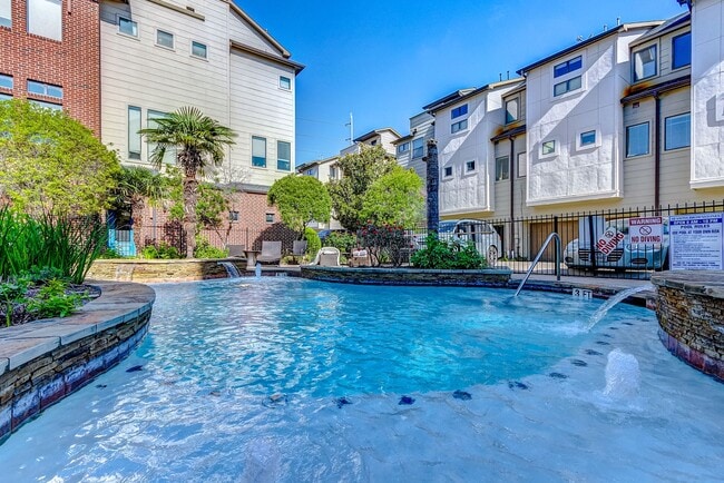 Building Photo - Bright and spacious townhome with a beautiful rooftop terrace to relax.