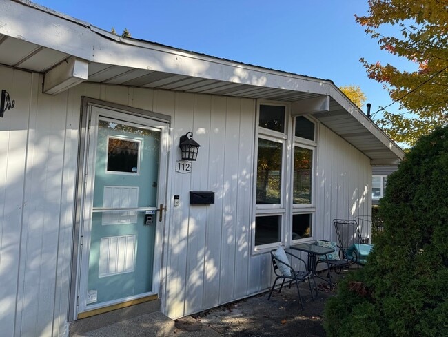 Photo - Three Bedroom / 1.5 Bathroom House AVAILABLE October