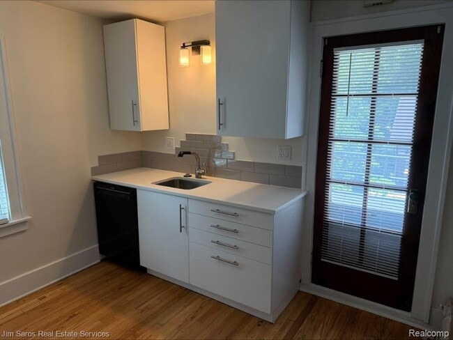 Photo - 851 Saint Clair Ave Unit Upper