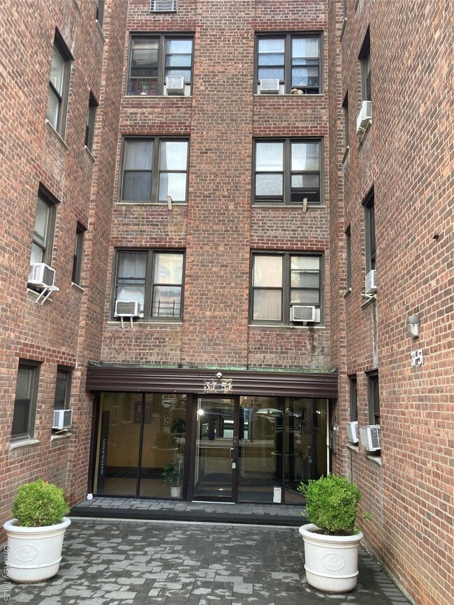 Building Photo - 105-15-105-66 66th Ave Unit 3F