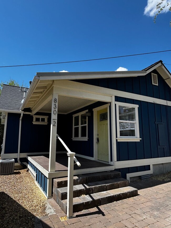 Building Photo - 830 NW Ogden Ave Unit 830 NW Ogden Ave - 2
