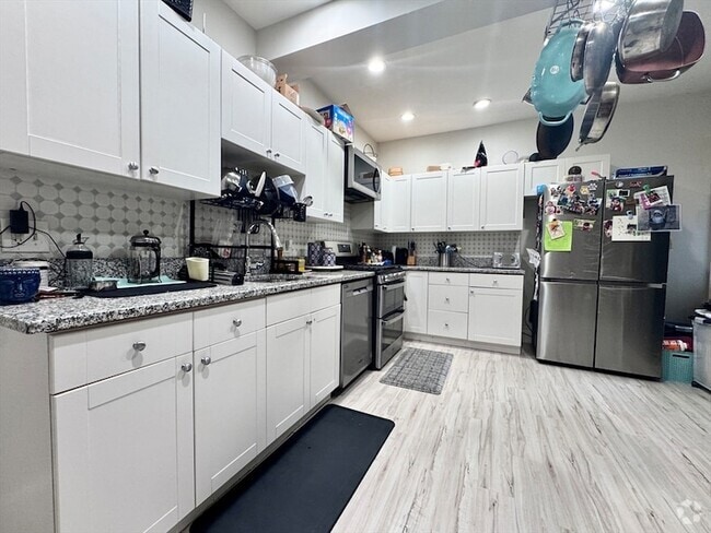 Building Photo - 1584 Beacon St Unit 1 Rental