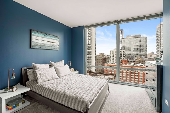 Photo - 730 N Clark St