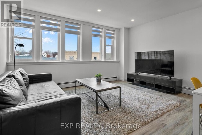 Photo - 4595 Queen St