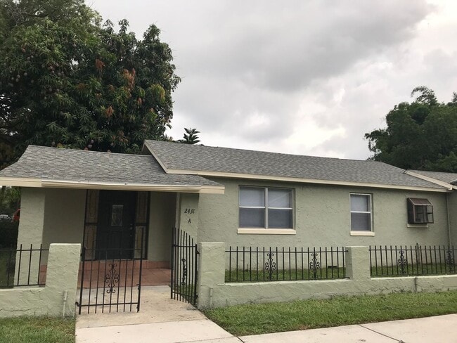 3 bedroom 2 bath, corner lot - 3 bedroom 2 bath, corner lot Casa