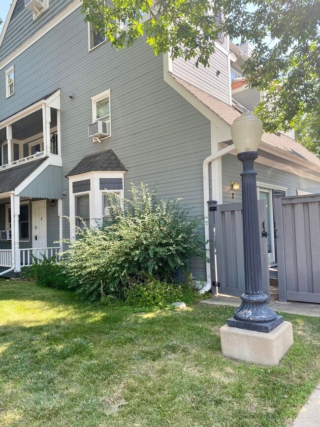 Building Photo - Lofted one bedroom condo, close to everything! Unit 2