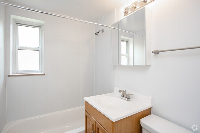 2BR, 1 BA - 694 SF Bath