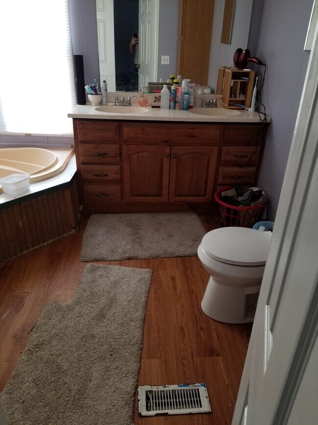 MASTER BATH - 20322 Mountaindale Dr