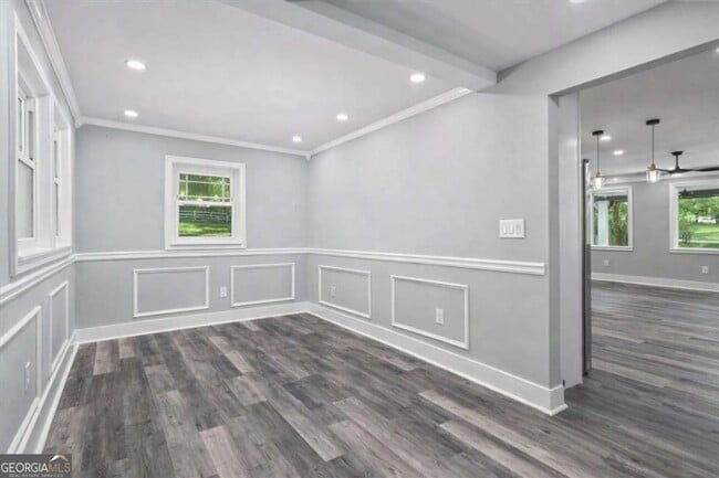 Photo - 724 Cowan Rd SE