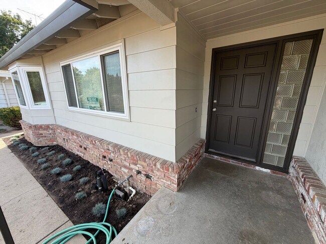 Building Photo - 1270-1272 Meredith Way Unit 1272