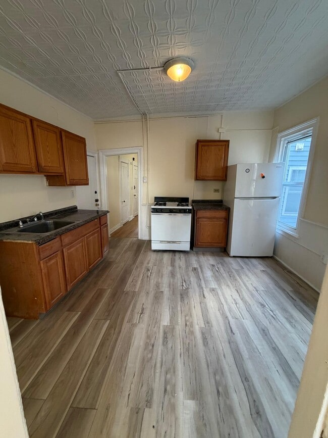 107 2nd Ave Unit 1R