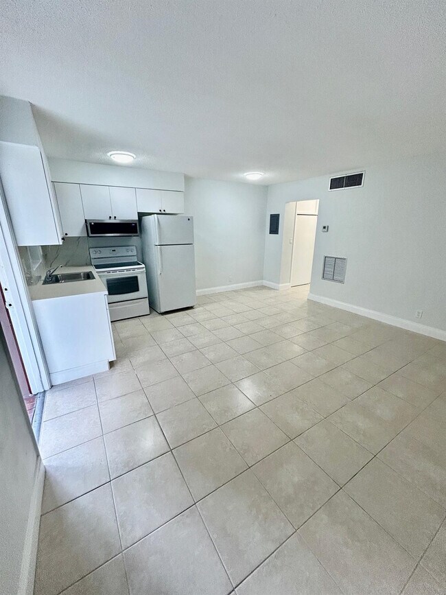 Photo - 2545 Taft St Unit 109