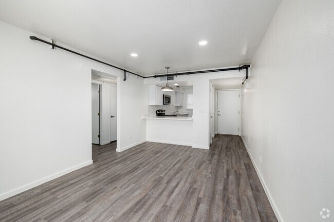 2 habitaciones, 1 baño - 775 pies cuadrados - Sala de estar - Meadow Park Apartments