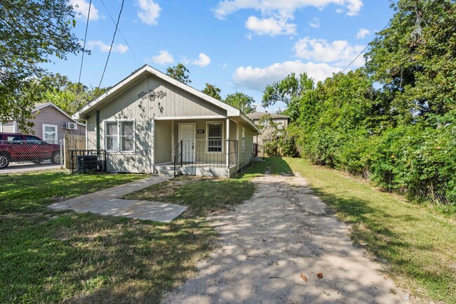 Building Photo - 2328 Boss St Unit House