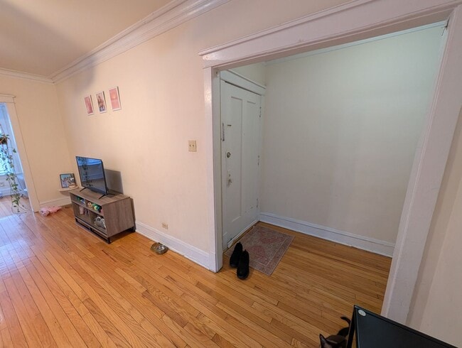 Photo - Spacious Albany Park 1-bed/1-bath with Sunroom and Dining Room Unit 3348-2