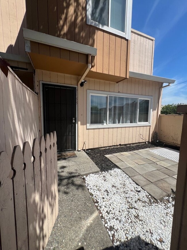 Building Photo - 3 bedroom 1.5 bath - for rent $3300