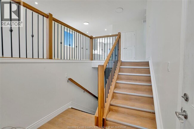 Photo - 720 Grand Marais Rd E