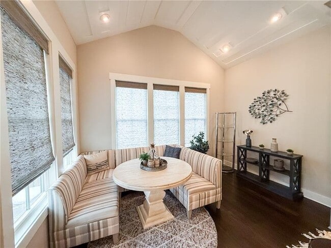 Photo - 984 Memorial Walk SE