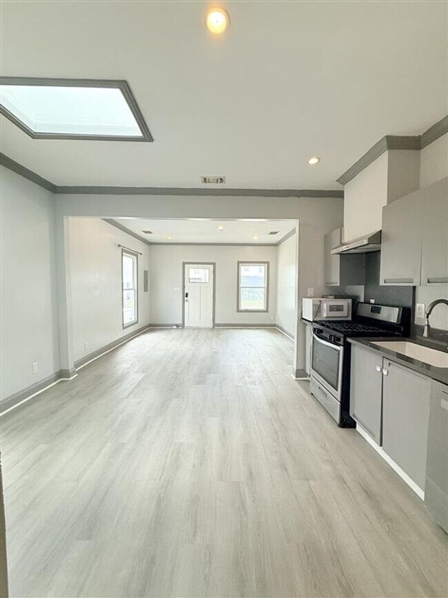 Building Photo - 941-941 Bayonne St Unit 939