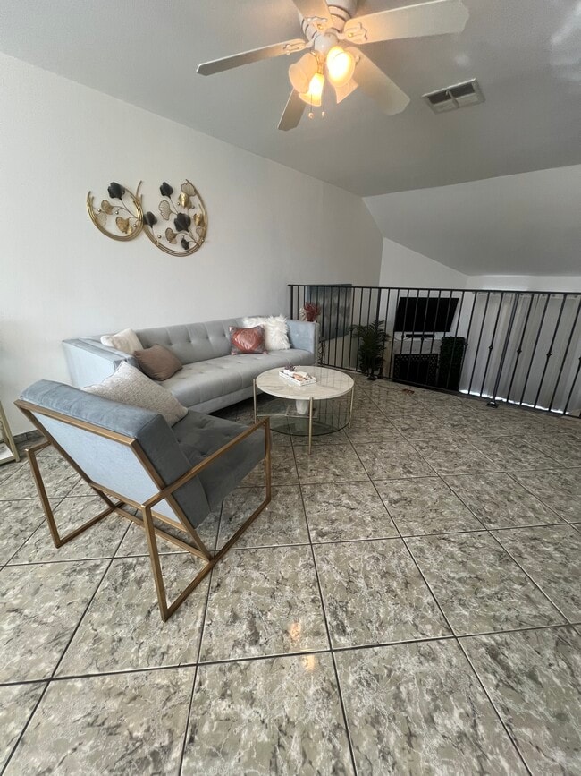 Photo - 9601 Sylmar Ave Unidad 4