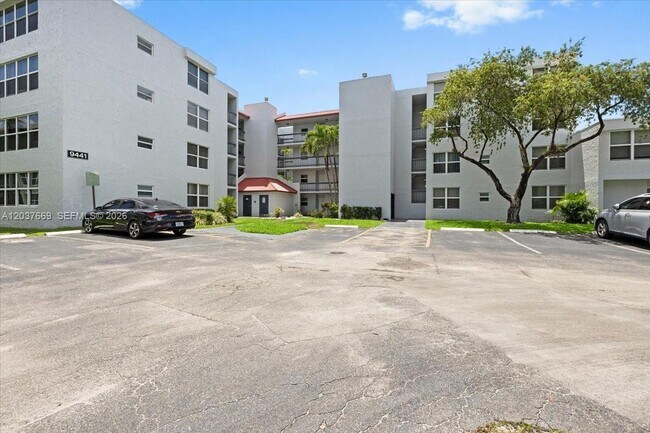 Building Photo - 9441 Evergreen Pl Unit 206