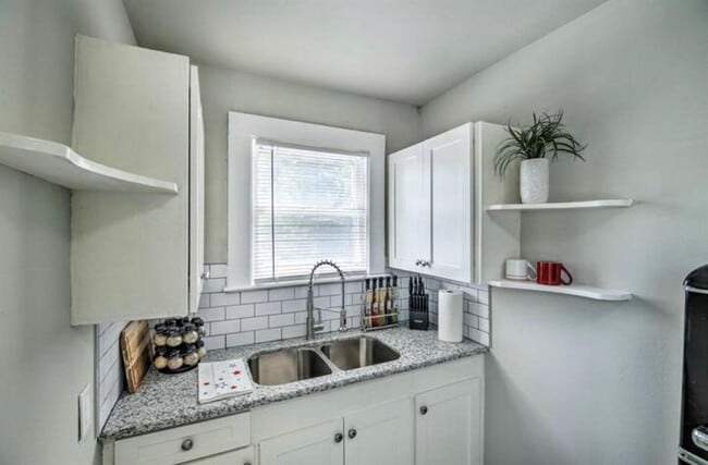 Building Photo - 5224 Leeland St Unit A