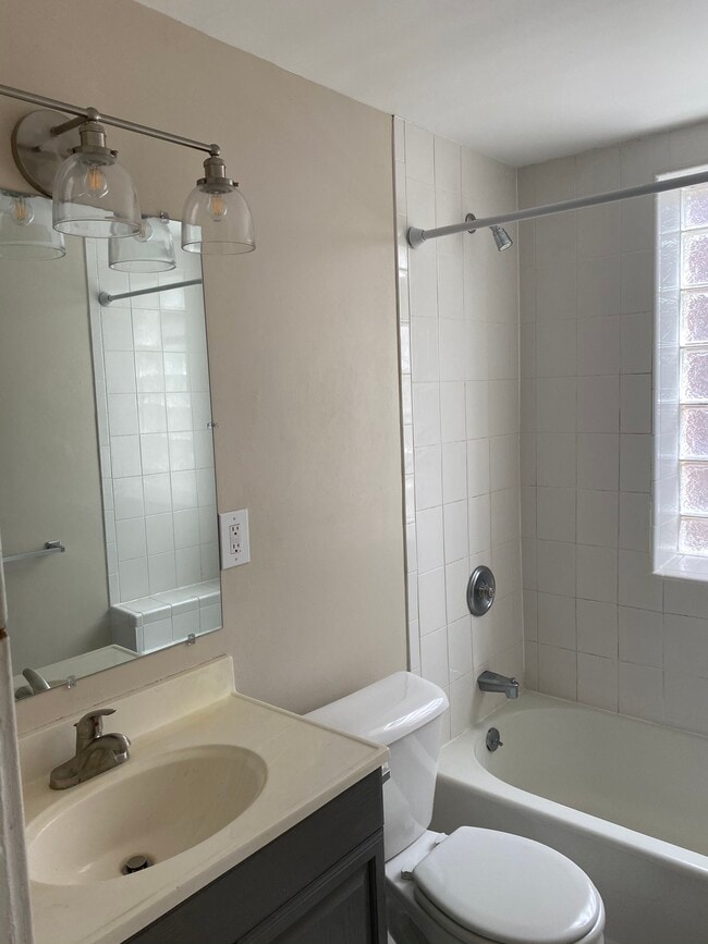 Baño completo - 746 Kingsland Ave Unidad #1