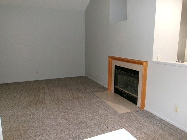 Photo - 3 bedroom, 2 bath, 2-car garage in Lakeridge Springs Community